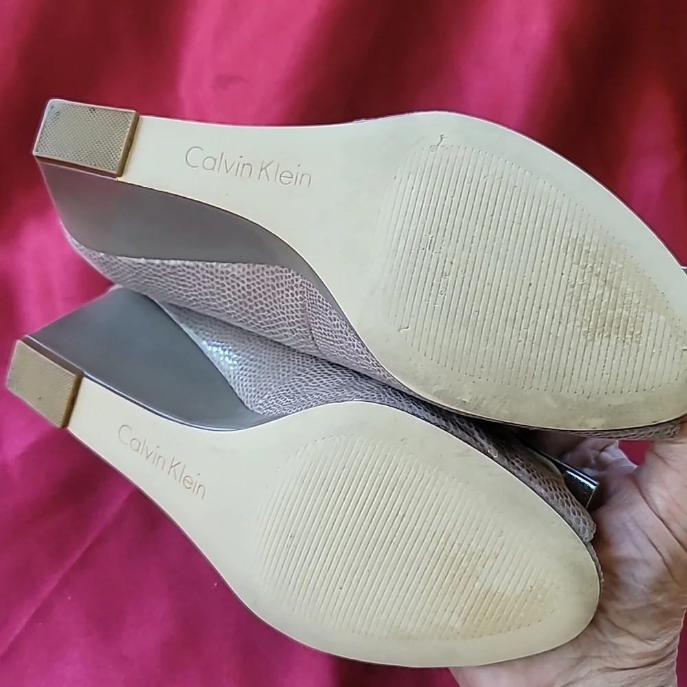 CALVIN KLEIN sz8.5 SUE Neutral Wedge pump peeptoe patent w snake detail